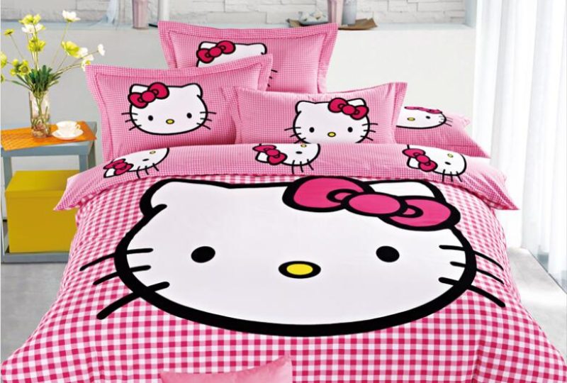 Parure de lit carreaux rose et blanc Hello Kitty. Bonne qualité, confortable et à la mode sur un lit dans une maison
