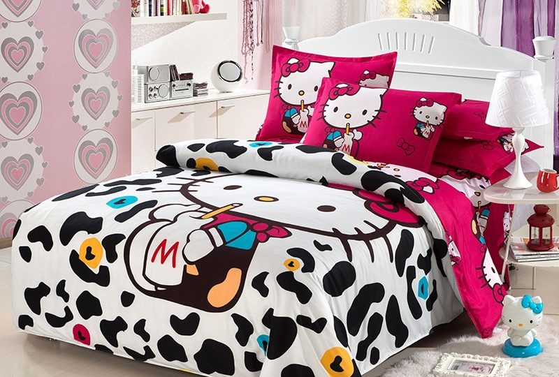 Parure de lit Hello Kitty imprimé vache. Bonne qualité, confortable et à la mode sur un lit dans une maison