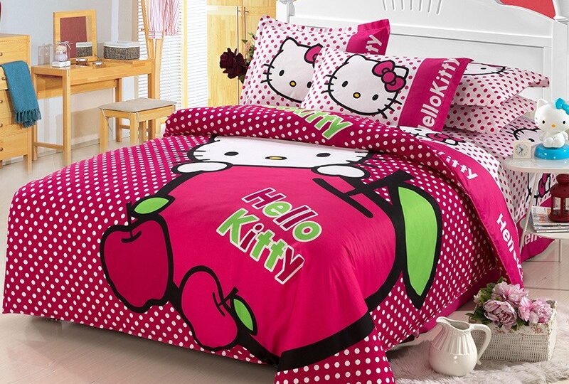 Parure de lit rouge imprimé Hello Kitty et Pommes. Confortable et à la mode sur un lit dans une maison