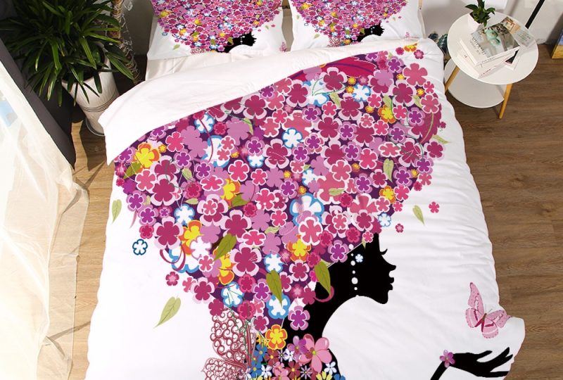 55971-08326c.jpg Parure de lit blanche avec imprimé fleuri formant un cœur. Bonne qualité, confortable et à la mode sur un lit dans une maison