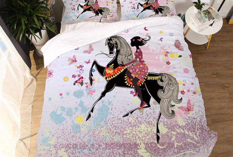 Parure de lit blanche à motif fille à cheval. Bonne qualité, confortable et à la mode sur un lit dans une maison