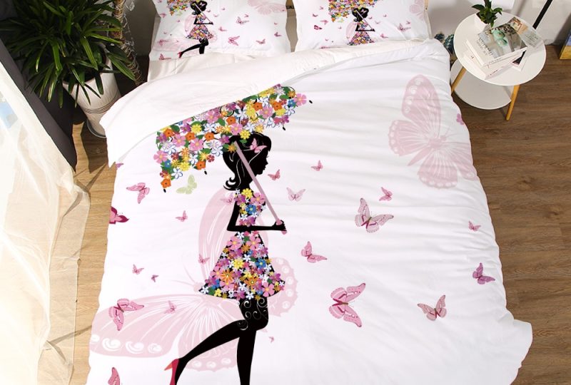 Parure de lit blanche à motif femme habillée de fleurs. Bonne qualité, confortable et à la mode sur un lit dans une maison