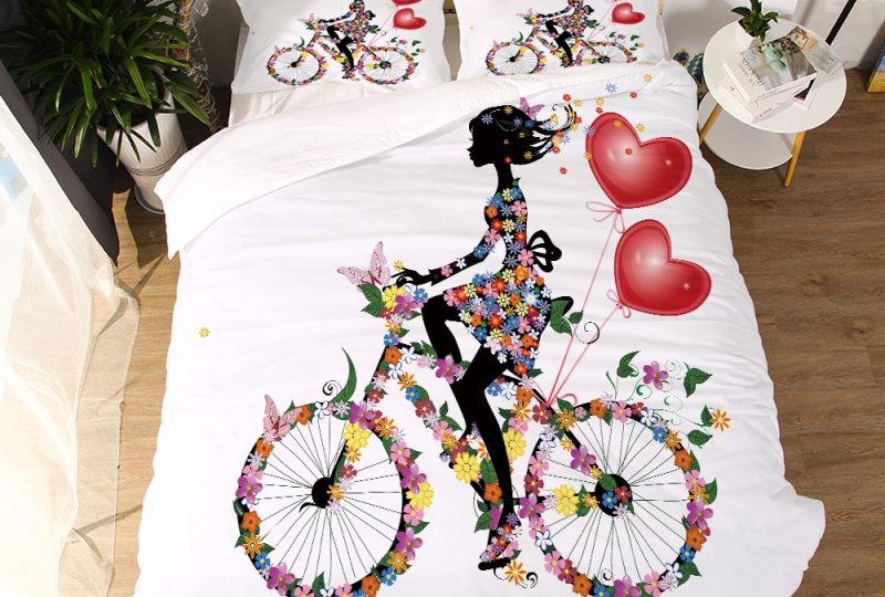 Parure de lit motif fille à vélo et cœurs. Bonne qualité, confortable et à la mode sur un lit dans une maison