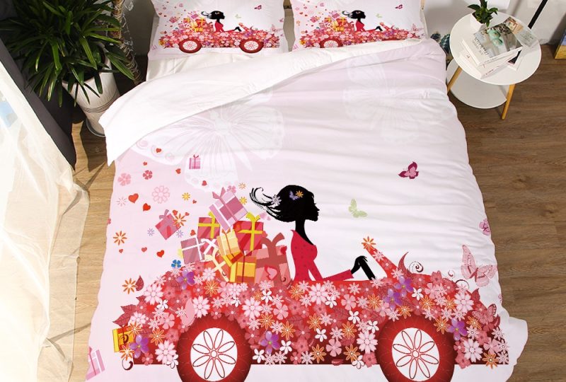 Parure de lit blanche à motif fille conduisant une auto couverte de fleurs. Bonne qualité, confortable et à la mode sur un lit dans une maison