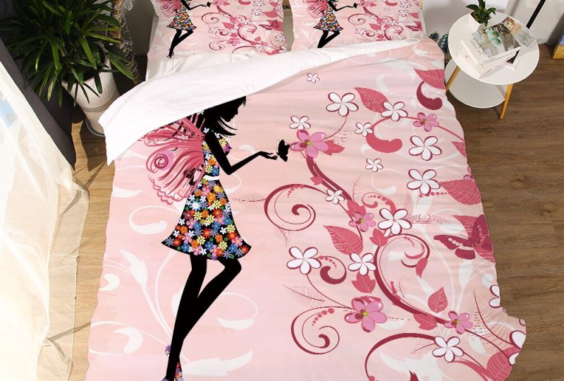 Parure de lit rose flanelle avec imprimé fée. Bonne qualité, confortable et à la mode sur un lit dans une maison