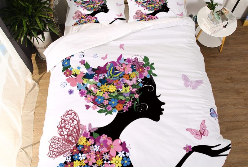 Parure de lit blanche à motif fée et papillons. Bonne qualité, confortable et à la mode sur un lit dans une maison