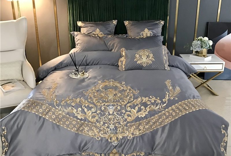 Parure de lit grise brodée en satin. Bonne qualité, confortable et à la mode dans une maison