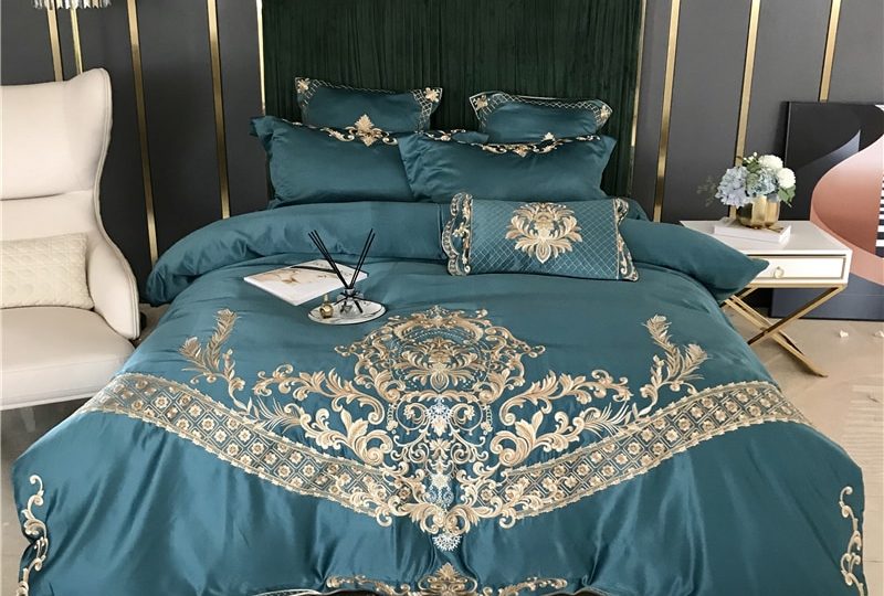 Parure de lit bleu nuit brodée en satin. Bonne qualité, confortable et à la mode sur un lit dans une maison