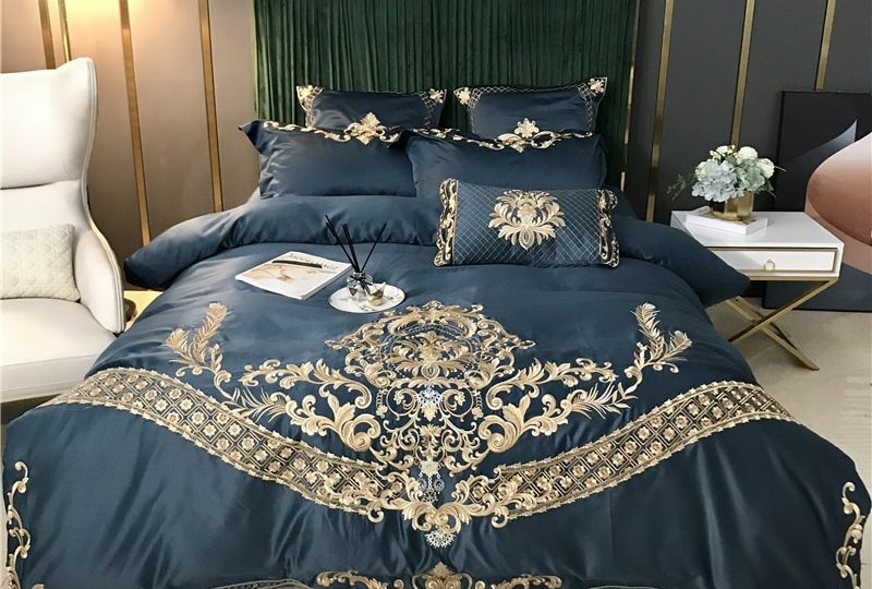 Parure de lit bleu nuit brodée en satin. Bonne qualité, confortable et à la mode sur un lit dans une maison