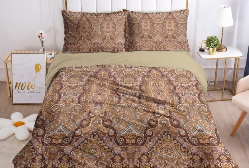 Parure de lit marron basané à motif cachemire. Bonne qualité, confortable et à la mode sur un lit dans une maison