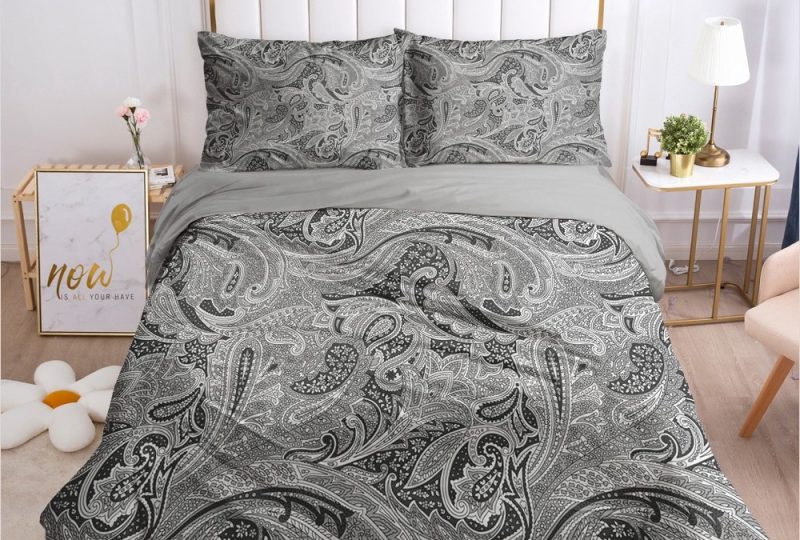 Parure de lit grise à motif cachemire. Bonne qualité, confortable et à la mode sur un lit dans une maison