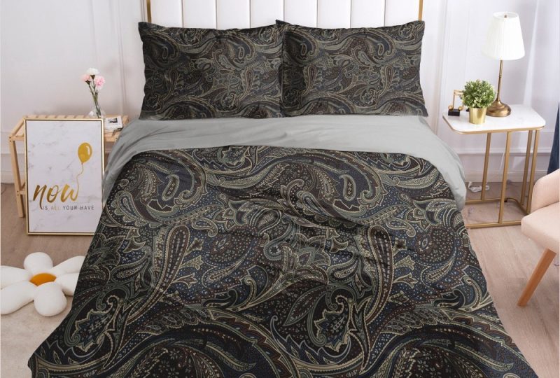 Parure de lit gris foncé à motif cachemire. Bonne qualité, confortable et à la mode sur un lit dans une maison