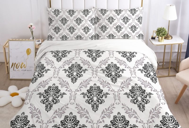 Parure de lit blanche à motif cachemire. Bonne qualité, confortable et à la mode sur un lit dans une maison