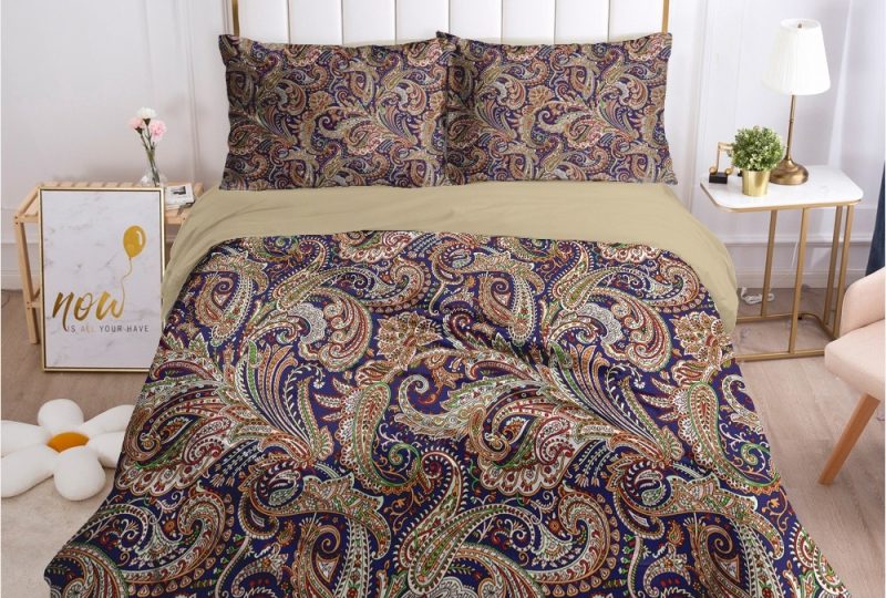Parure de lit bleue à motif cachemire. Bonne qualité, confortable et à la mode sur un lit dans une maison
