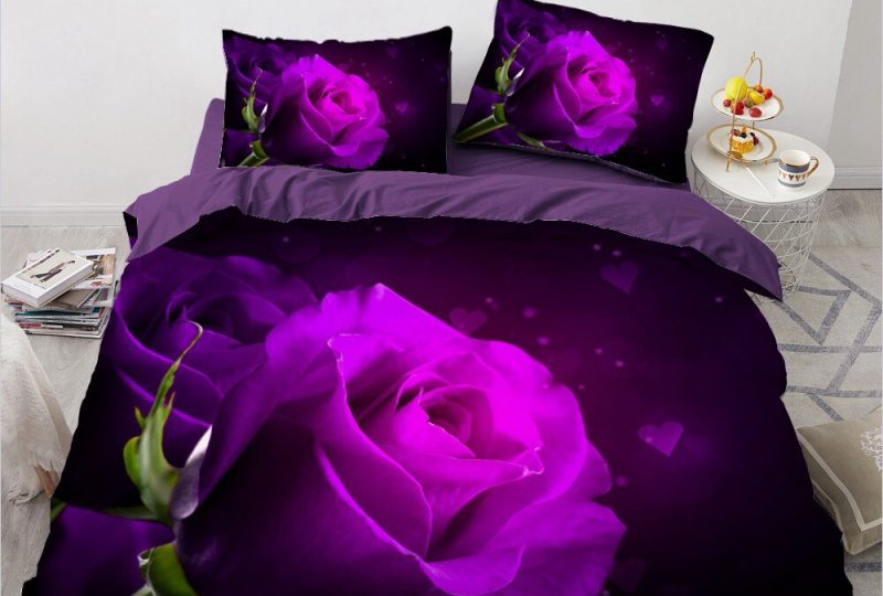 56330-039edf.jpg Parure de lit avec imprimé rose violette. Bonne qualité, confortable et à la mode sur un lit dans une maison