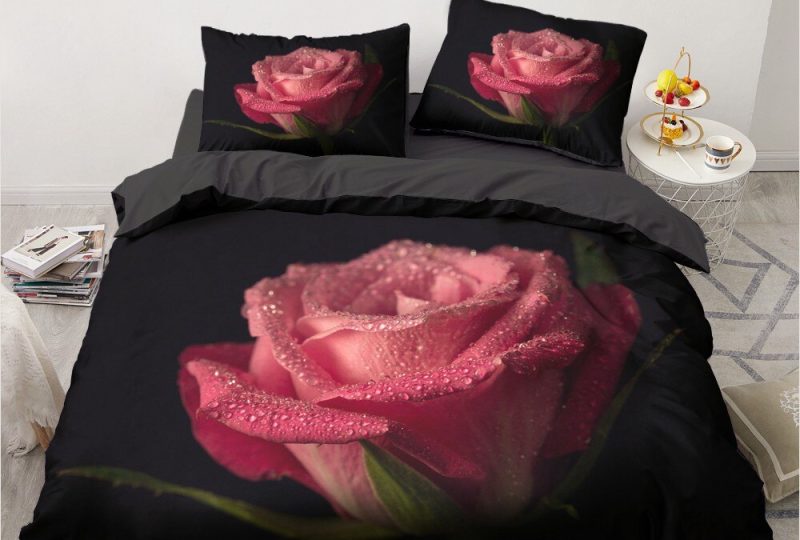 Parure de lit noire à motif rose de couleur rose. Bonne qualité, confortable et à la mode sur un lit dans une maison