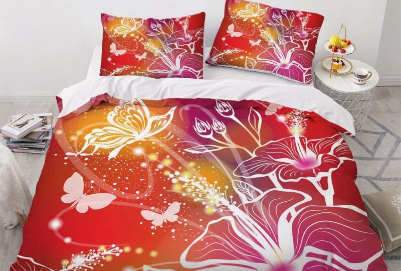 Parure de lit rouge, jaune et orange à motif fleur et papillons. Bonne qualité, confortable et à la mode sur un lit dans une maison
