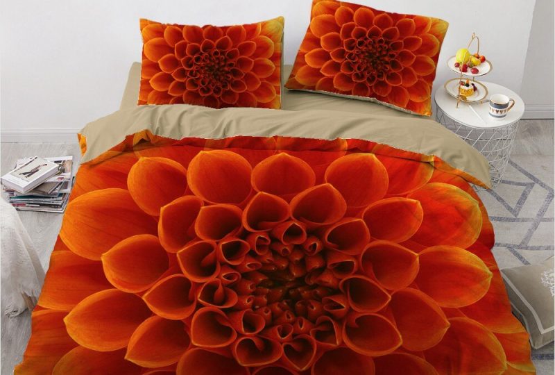 Parure de lit avec imprimé dahlia. Bonne qualité, confortable et à la mode sur un lit dans une maison