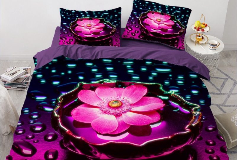 56330-a1a33e.jpg Parure de lit avec imprimé fleur d'eau. Bonne qualité, confortable et à la mode sur un lit dans une maison