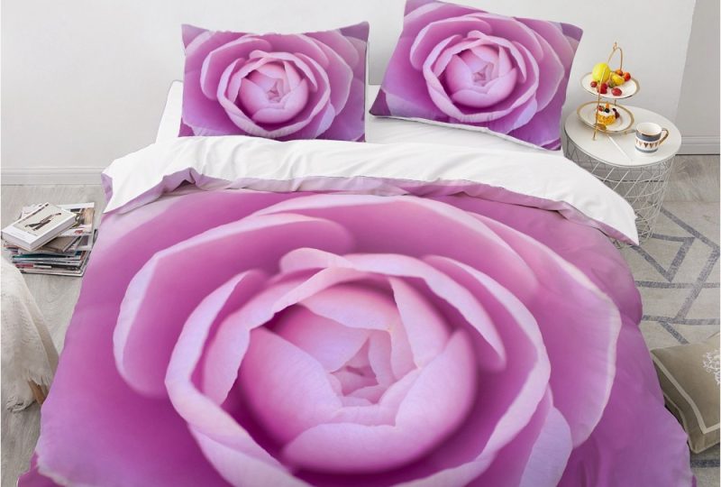 Parure de lit à motif rose rose. Bonne qualité, confortable et à la mode sur un lit dans une maison