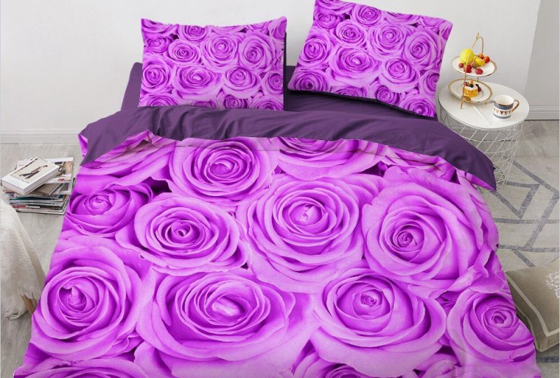 Parure de lit parsemée de roses violettes. Bonne qualité, confortable et à la mode sur un lit dans une maison