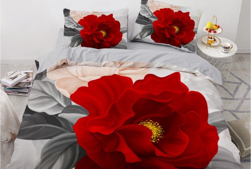 Parure de lit grise avec imprimé rose rouge. Bonne qualité, confortable et à la mode sur un lit dans une maison