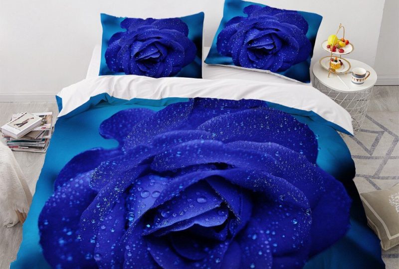 Parure de lit bleu ciel à motif rose bleue. Bonne qualité, confortable et à la mode sur un lit dans une maison