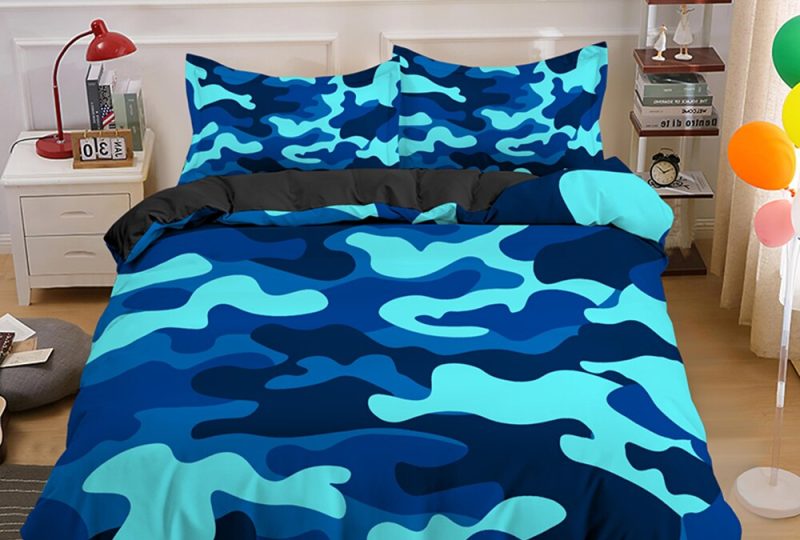 56605-07b55a.jpg Parure de lit à motif camouflage en bleu. Bonne qualité, confortable et à la mode sur un lit dans une maison