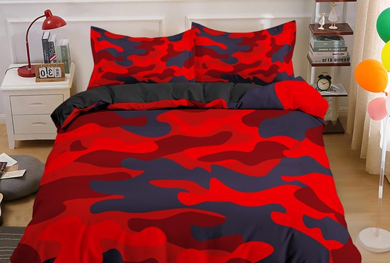Parure de lit à motif camouflage en rouge et noir. Bonne qualité, confortable et à la mode sur un lit dans une maison