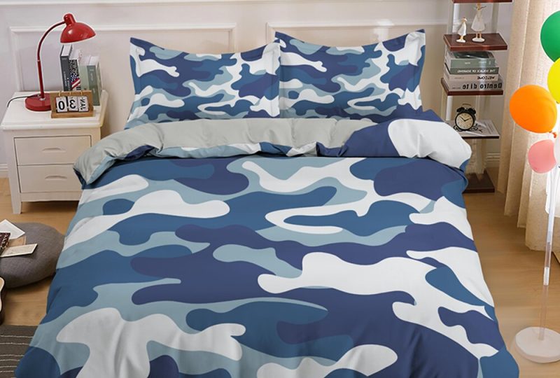 56605-a39e2f.jpg Parure de lit gris foncé à motif cachemire. Bone qualité, confortable et à la mode sur un lit dans une maison