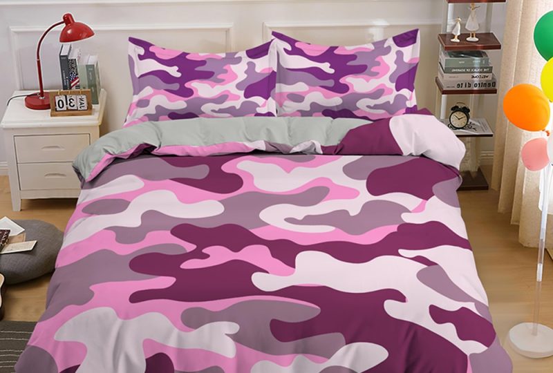 Parure de lit à motif camouflage en rose, violet, blanc et gris. Bonne qualité, confortable et à la mode sur un lit dans une maison