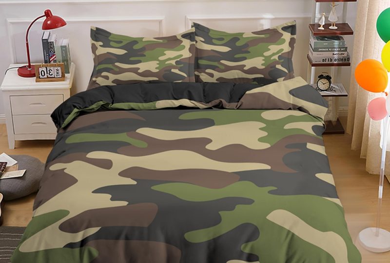 Parure de lit à motif camouflage en vert, marron, beige et noir. Bonne qualité, confortable et à la mode sur un lit dans une maison