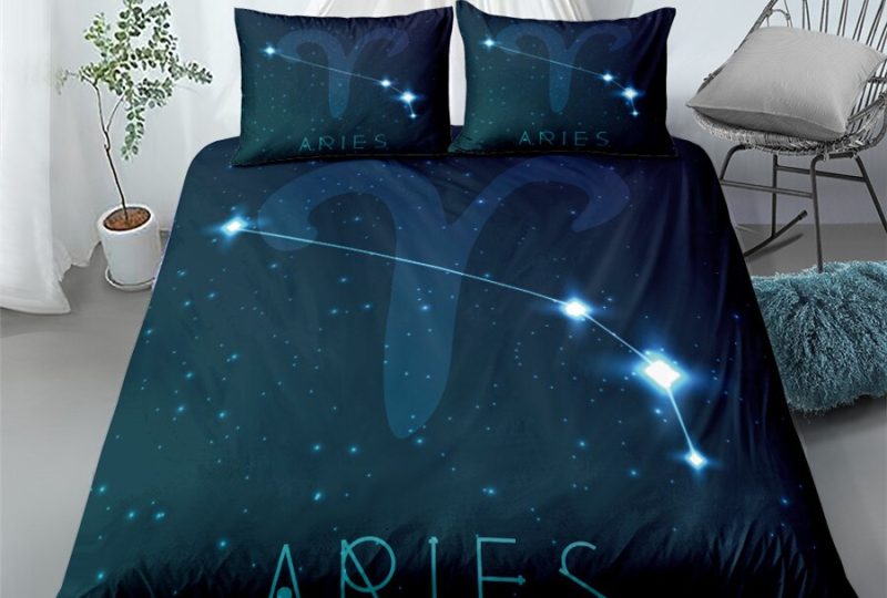 56983-0ca0c9.jpg Parure de lit bleue avec imprimé signe du bélier. Bonne qualité, confortable et à la mode sur un lit dans une maison