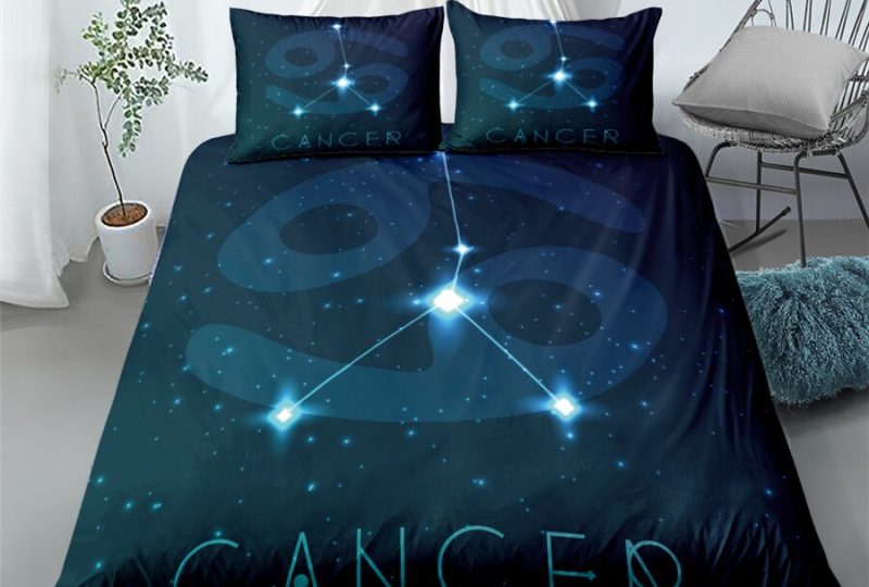 Parure de lit bleue avec imprimé signe Cancer. Bonne qualité, confortable et à la mode sur un lit dans une maison
