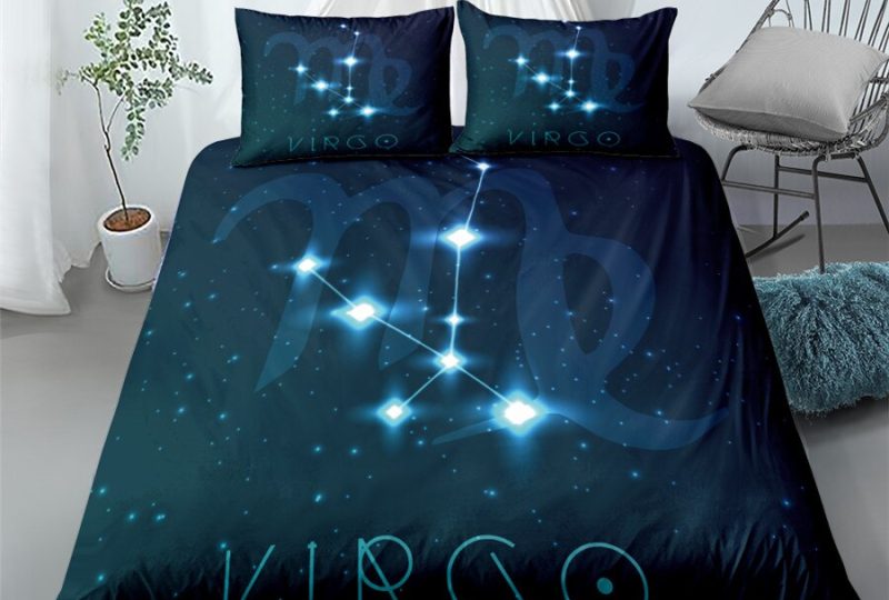Parure de lit bleue avec imprimé signe vierge. Bonne qualité, confortable et à la mode sur un lit dans une maison