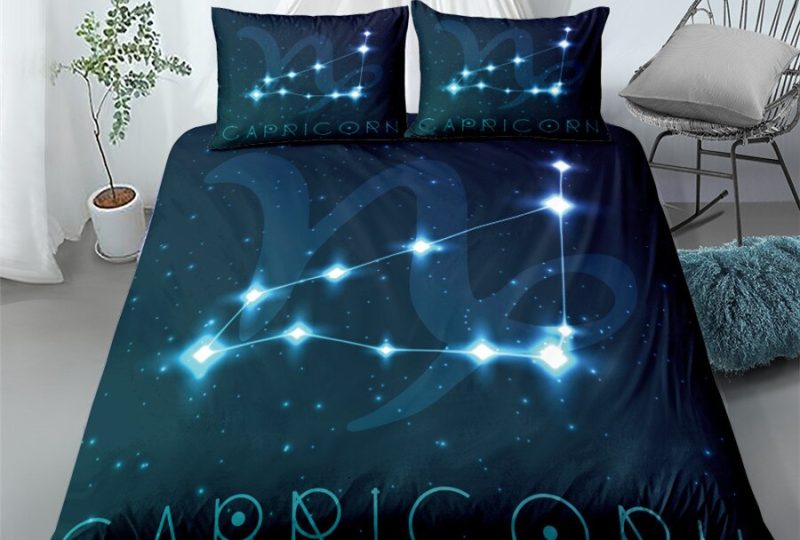 56983-a04ae0.jpg Parure de lit bleue avec imprimé signe capricorne. Bonne qualité, confortable et à la mode sur un lit dans une maison