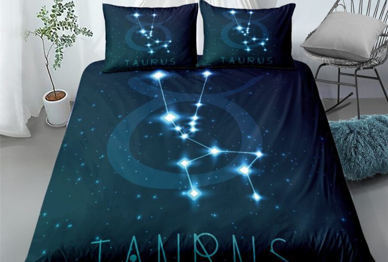 56983-e89a65.jpg Parure de lit bleue avec imprimé signe Taureau. Bonne qualité, confortable et à la mode sur un lit dans une maison