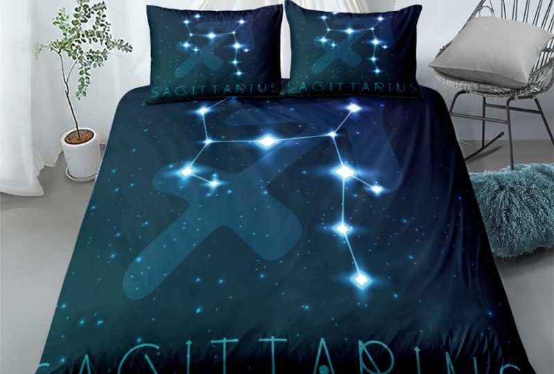 Parure de lit bleue avec imprimé signe sagittaire. Bonne qualité, confortable et à la mode sur un lit dans une maison