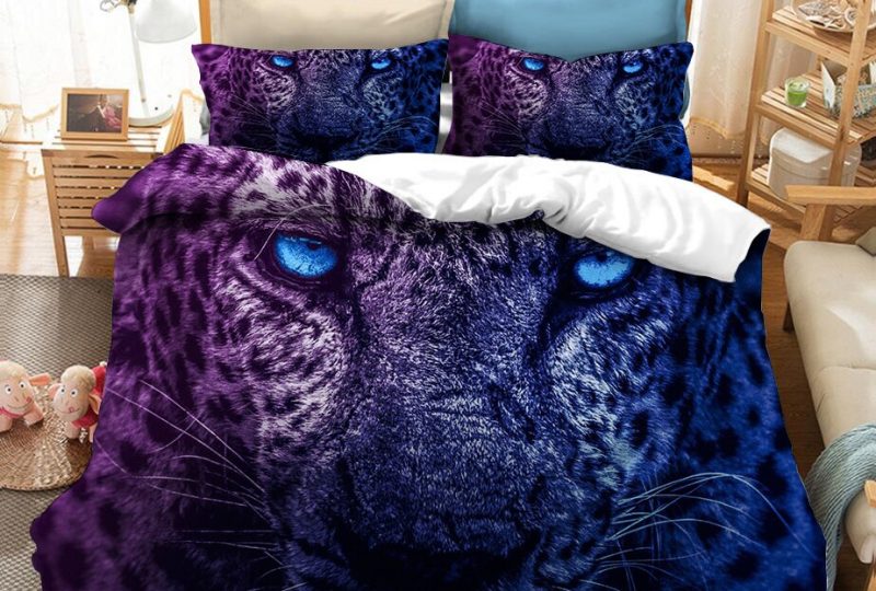 57184-9110a5.jpg Parure de lit colorée à motif léopard. Bonne qualité, confortable et à la mode sur un lit dans une maison