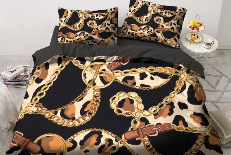 57328-c57bc7.jpg Parure de lit à motif léopard et chaîne en or. Bonne qualité, confortable et à la mode sur un lit dans une maison