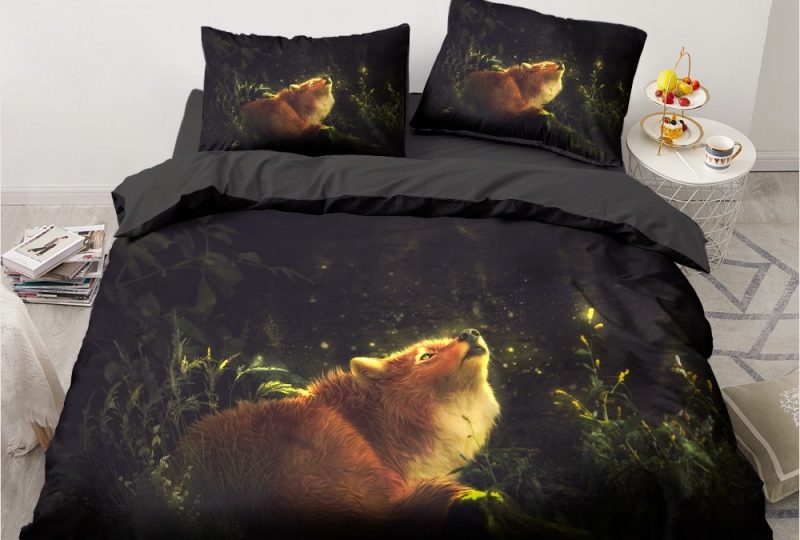 Parure de lit noire à motif renard hurlant la nuit. Bonne qualité, confortable et à la mode sur un lit dans une maison