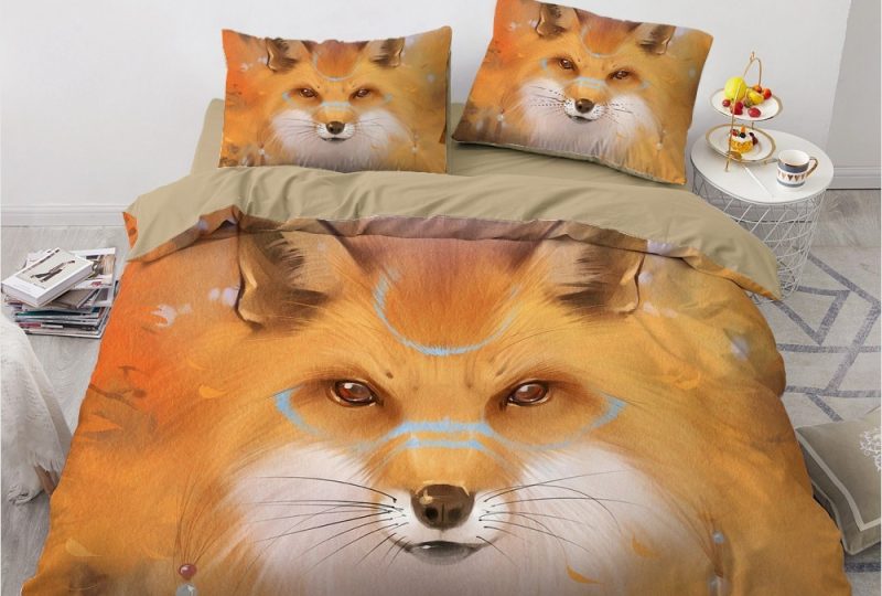 57387-b533a5.jpg Parure de lit camel avec imprimé renard. Bonne qualité, confortable et à la mode sur un lit dans une maison