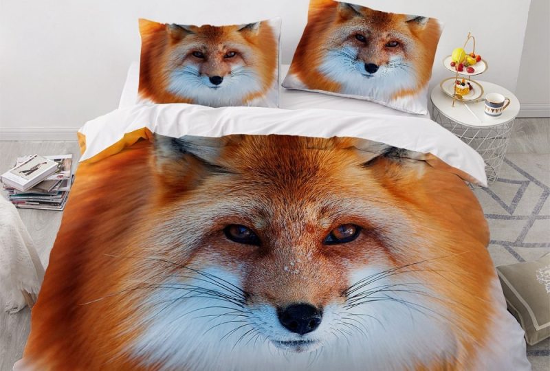 Parure de lit blanche avec imprimé renard. Bonne qualité, confortable et à la mode sur un lit dans une maison