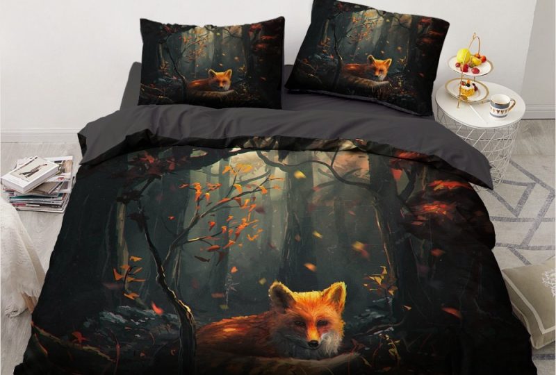 Parure de lit noire à motif renard dans la forêt. Bonne qualité, confortable et à la mode sur un lit dans une maison
