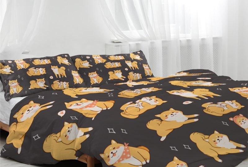 Parure de lit gris foncé avec imprimé Shiba. Bonne qualité, confortable et à la mode sur un lit dans une maison
