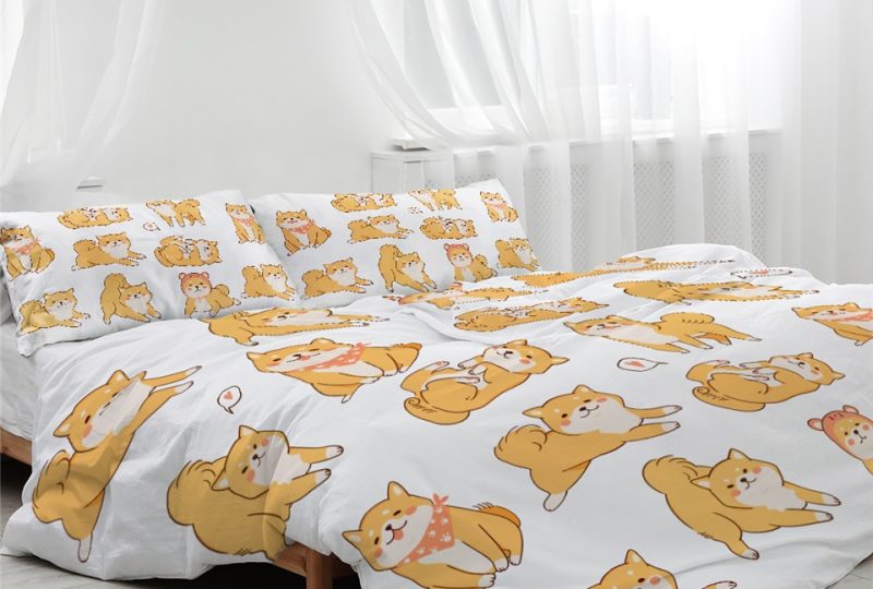 Parurre de lit blanche à motif Shiba. Bonne qualité, confortable et à la mode sur un lit dans une maison