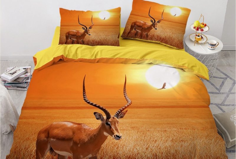 57783-052026.jpg Parure de lit camel à motif renne au coucher du soleil. Bonne qualité, confortable et à la mode sur un lit dans une maison
