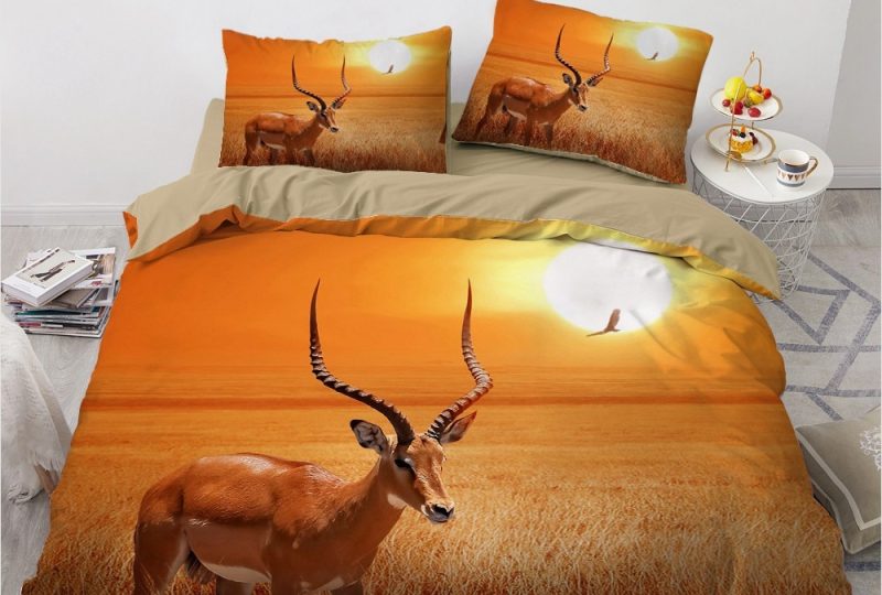 Parure de lit avec imprimé renne au coucher du soleil. Bonne qualité, confortable et à la mode sur un lit dans une maison