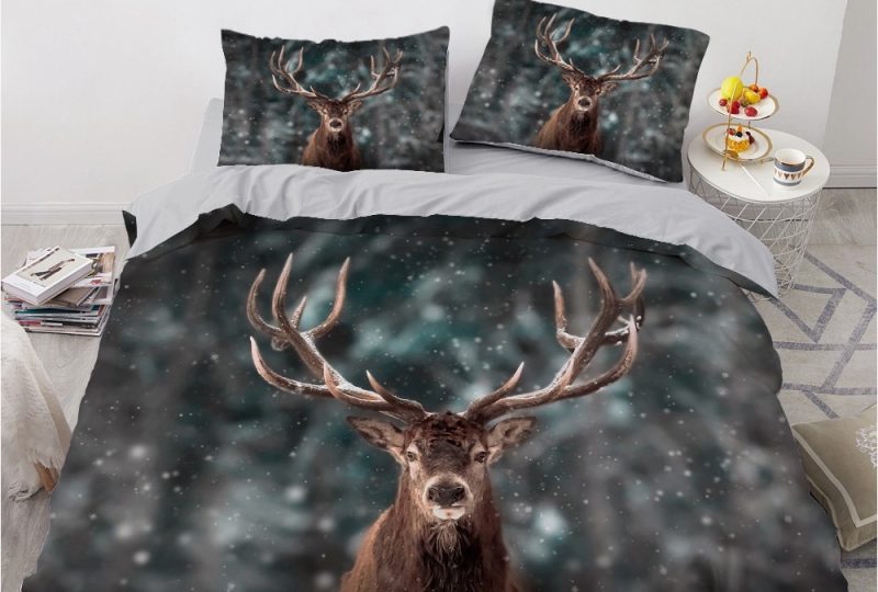 Parure de lit grise à motif renne. Bonne qualité, confortable et à la mode sur un lit dans une maison