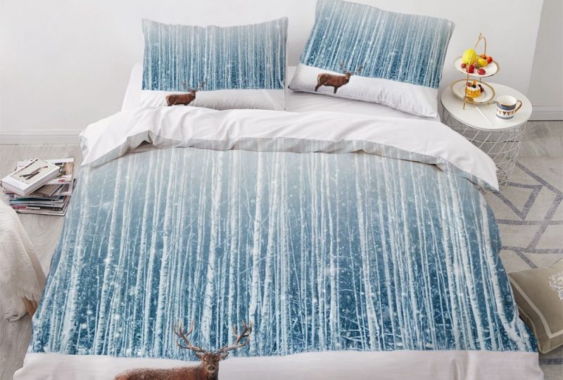 Parure de lit blanche à motif renne. Bonne qualité, confortable et à la mode sur un lit dans une maison